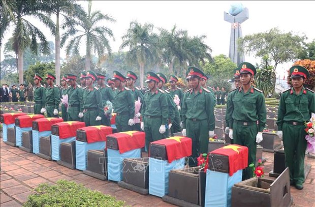 Gia Lai : Inhumation des restes de 18 soldats vietnamiens tombes au Cambodge hinh anh 2