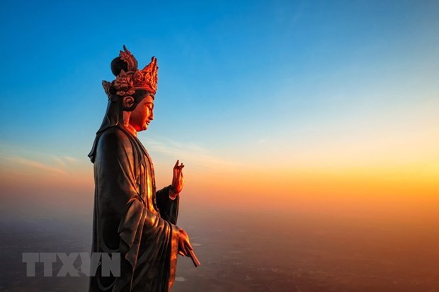 La plus haute statue en bronze de Bouddha d'Asie trone sur la montagne Ba Den hinh anh 2