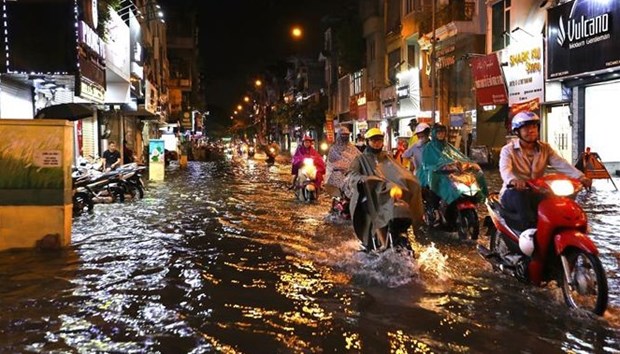 De nombreuses rues de Hanoi sous l’eau a cause de fortes pluies hinh anh 1