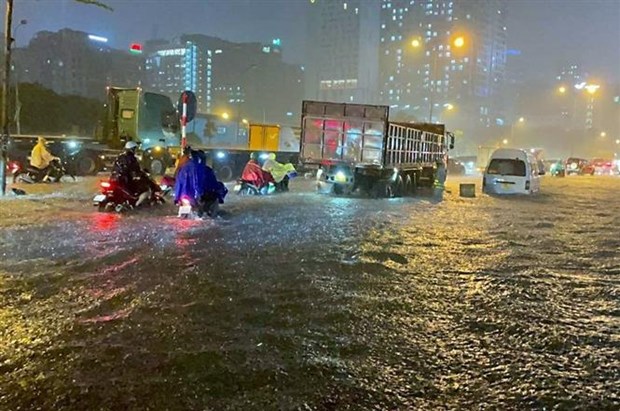 De nombreuses rues de Hanoi sous l’eau a cause de fortes pluies hinh anh 2
