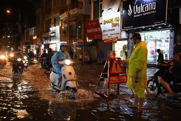 De nombreuses rues de Hanoi sous l’eau a cause de fortes pluies hinh anh 3