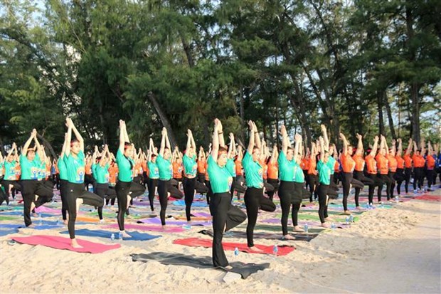 The 8th International Yoga Day celebrated nationwide hinh anh 2