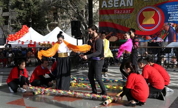 Países ASEAN promueven cultura tradicional en feria Bazaar en Argentina hinh anh 1