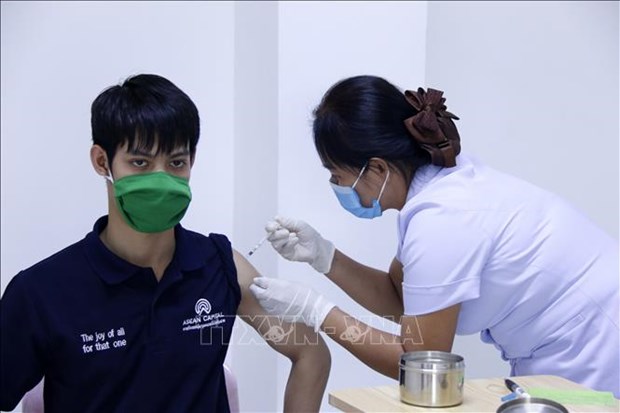 Le Laos exhorte les gens a recevoir une dose supplementaire de vaccin anti-Covid-19 hinh anh 1