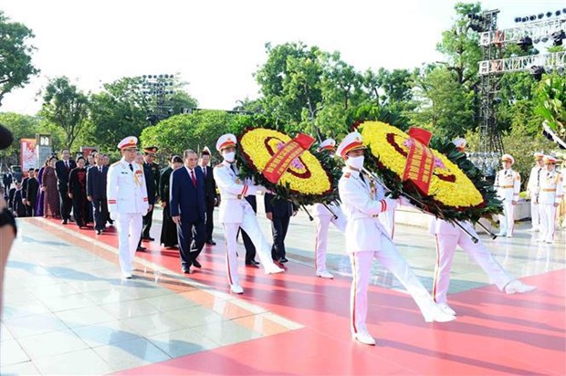 Les dirigeants du Parti et de l’Etat rendent hommage aux Morts pour la Patrie hinh anh 3