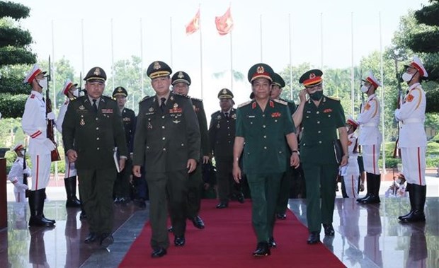 Visite d'une delegation militaire cambodgienne au Vietnam hinh anh 1