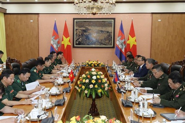 Visite d'une delegation militaire cambodgienne au Vietnam hinh anh 2