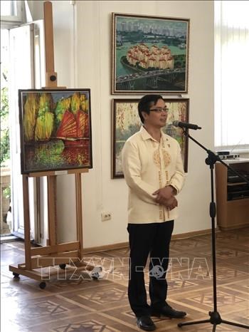 Une exposition de peintures vietnamiennes s’ouvre en Ukraine hinh anh 1