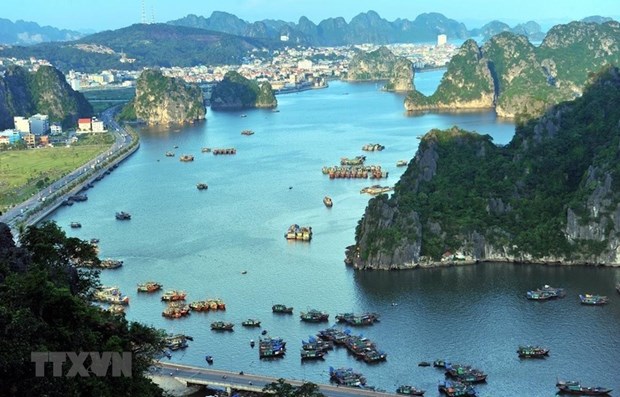 Quang Ninh: La baie de Ha Long continue de dire non aux dechets plastiques hinh anh 1