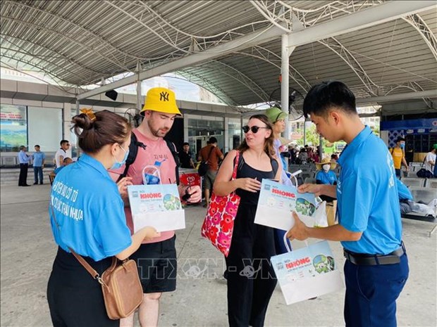 Quang Ninh: La baie de Ha Long continue de dire non aux dechets plastiques hinh anh 2