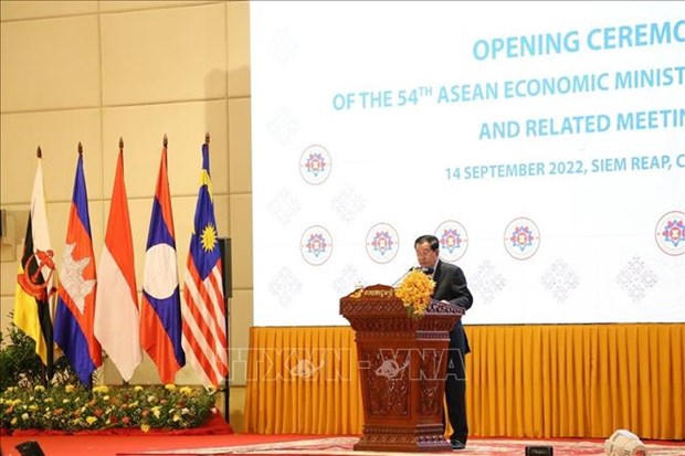 Ouverture de la 54e reunion des ministres de l'Economie de l'ASEAN au Cambodge hinh anh 2