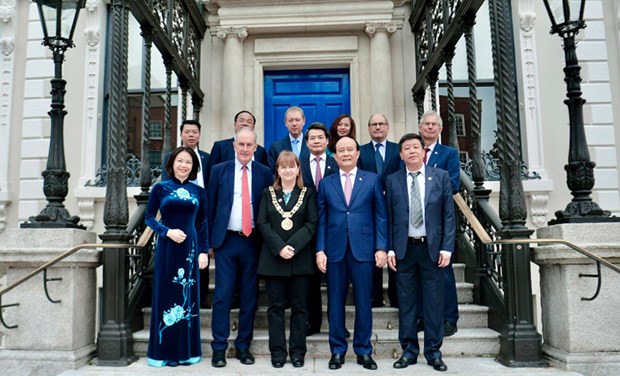 Une delegation de Hanoi en visite de travail au Royaume-Uni et en Irlande hinh anh 2