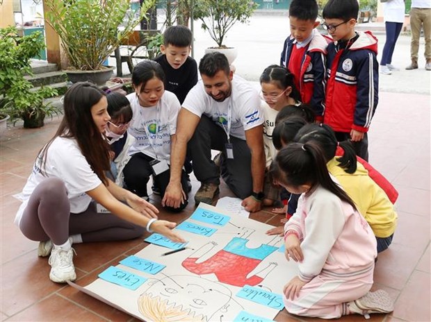 Des benevoles israeliens enseignent l'anglais pour des enfants de Lao Cai hinh anh 2