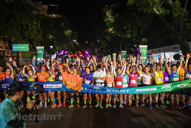 Plus de 10.000 coureurs dans les rues de la capitale pour le VPBank Hanoi Marathon 2022 hinh anh 1