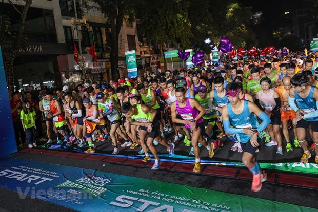 Plus de 10.000 coureurs dans les rues de la capitale pour le VPBank Hanoi Marathon 2022 hinh anh 2