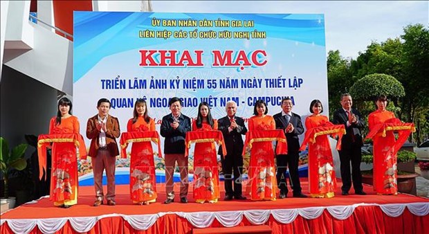 Une exposition sur les 55 ans des relations diplomatiques Vietnam - Cambodge a Gia Lai hinh anh 1