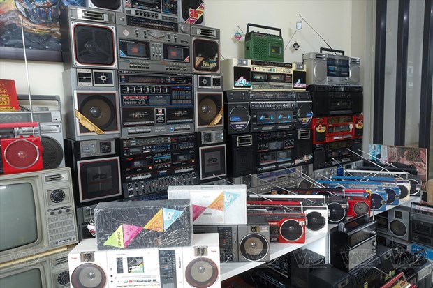 Un collectionneur de plus de 1.500 radios-cassettes hinh anh 2