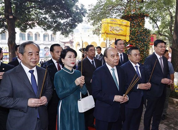 Le president Nguyen Xuan Phuc et des Vietnamiens a l'etranger offrent de l'encens aux ancetres hinh anh 1