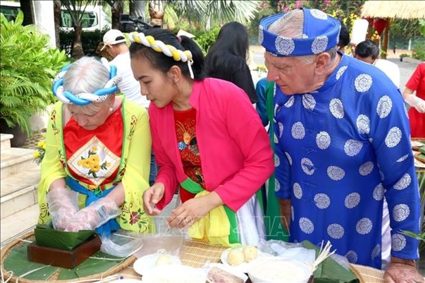 Des etrangers enthousiastes de profiter de l’ambiance festive du Tet traditionnel au Vietnam hinh anh 3