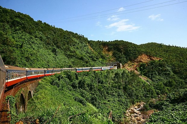 Le train, meilleur moyen de decouvrir le Vietnam, selon un ecrivain britannique hinh anh 1