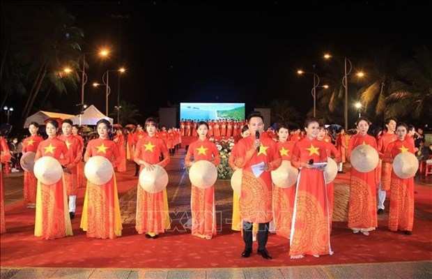 L’Ao Dai vietnamien a l’honneur au Festival de la mer de Nha Trang hinh anh 1