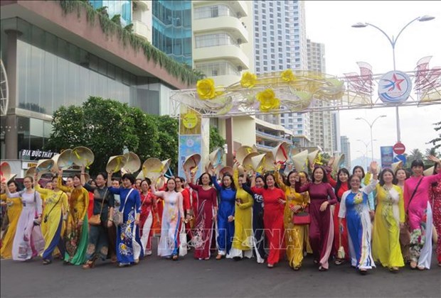 Festival de la mer de Nha Trang: plus de 6.000 femmes participent au defile de l’ao dai hinh anh 3
