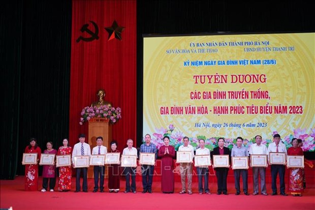 Journee de la famille vietnamienne: Hanoi distingue 90 familles exemplaires hinh anh 1