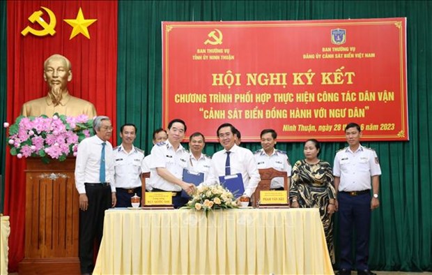 La Garde-cote accompagne les pecheurs de Ninh Thuan hinh anh 1