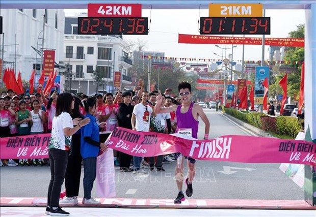 Pres de 1.500 coureurs nationaux et internationaux au marathon de Dien Bien Phu 2024 hinh anh 2
