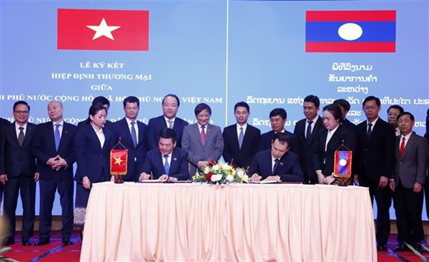 Signature d’un nouvel accord commercial Vietnam-Laos hinh anh 1