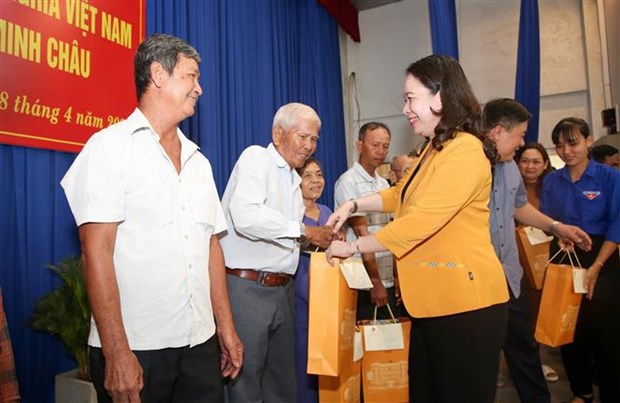 La presidente par interim offre des cadeaux a des personnes meritantes et enfants a Tay Ninh hinh anh 1