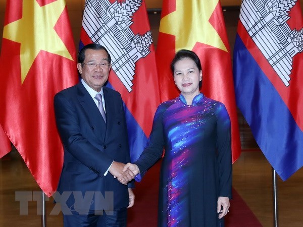 Entrevue entre la presidente de l'AN Nguyen Thi Kim Ngan et le PM cambodgien hinh anh 1