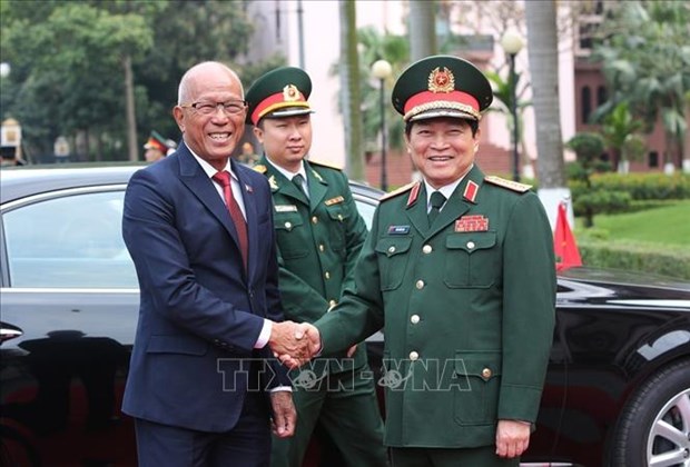 Le ministre philippin de la Defense en visite officielle au Vietnam hinh anh 1