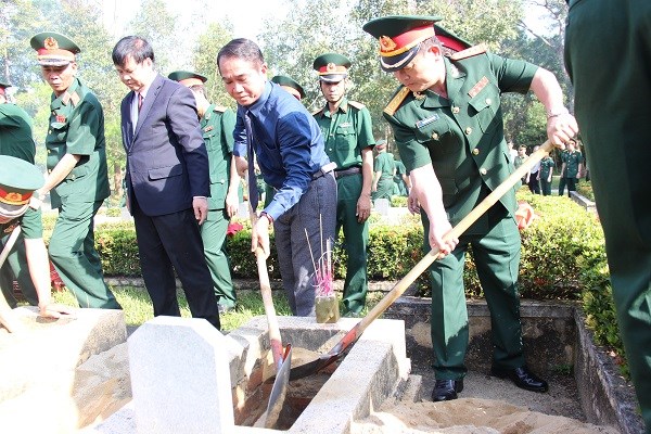 Thua Thien-Hue : inhumation des restes de soldats tombes au Laos hinh anh 1