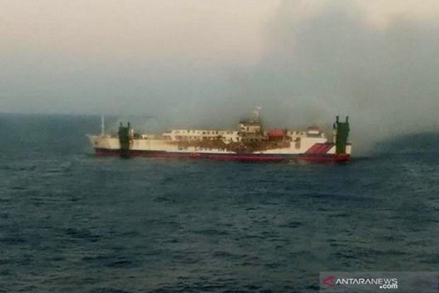 Indonesie: 4 morts et une trentaine de disparus dans l'incendie d'un navire hinh anh 1