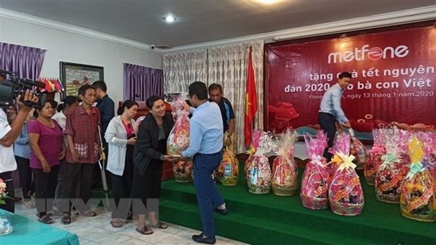 Des cadeaux pour des familles de Viet kieu demunis au Cambodge hinh anh 1