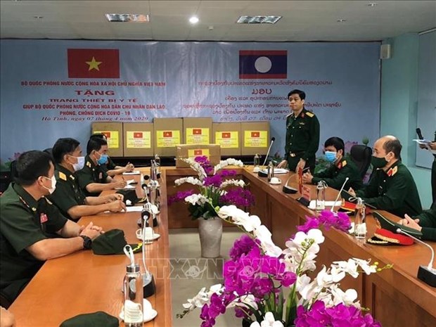 Le Vietnam remet des equipements medicaux au Laos et au Cambodge pour lutter contre le COVID-19 hinh anh 1