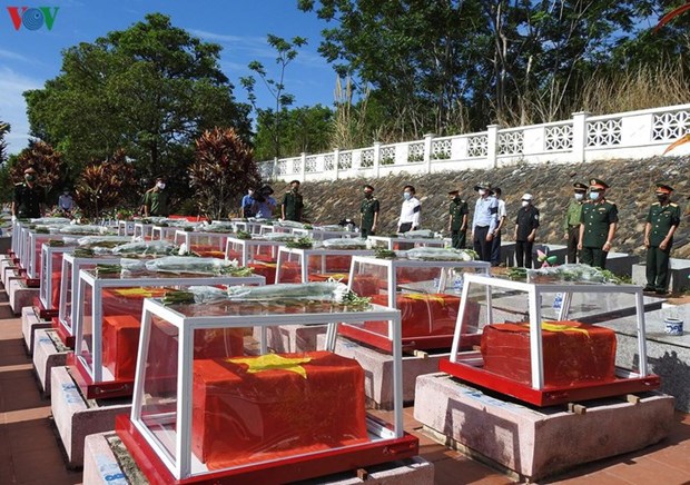Kon Tum : inhumation des restes de 21 soldats vietnamiens tombes au Laos et au Cambodge hinh anh 1