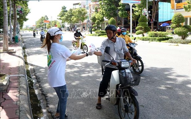 Ninh Thuan controle les travailleurs revenus de zones touchees par l'epidemie de COVID-19 hinh anh 1