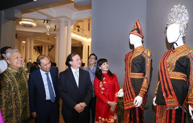 Ouverture d'une exposition de costumes traditionnels de l'ASEAN a Hanoi hinh anh 1