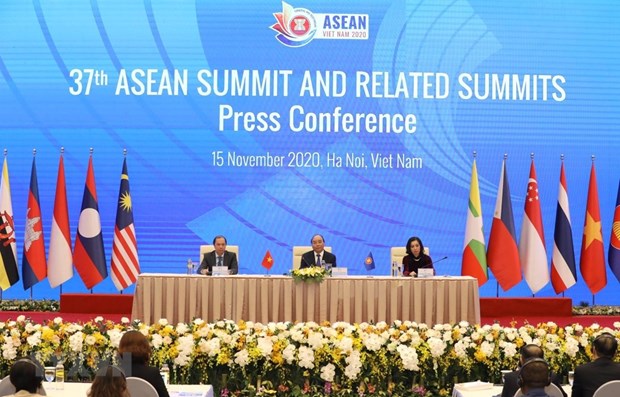 Le PM Nguyen Xuan Phuc souligne le succes du 37e sommet de l'ASEAN et sommets connexes hinh anh 1