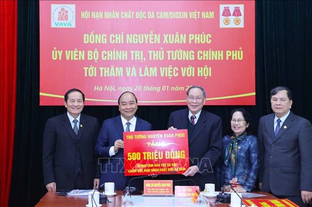 Nguyen Xuan Phuc veut multiplier les actions en faveur des victimes de l’agent orange hinh anh 2