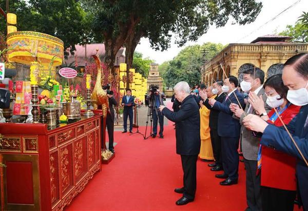 Le leader Nguyen Phu Trong fait offrande de baguettes d'encens a la Cite imperiale de Thang Long hinh anh 1