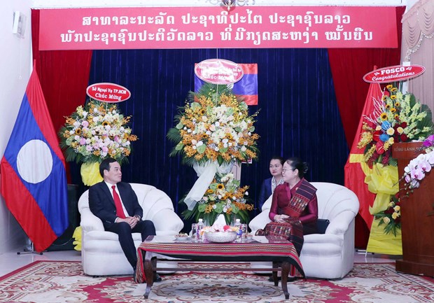 Des dirigeants de Ho Chi Minh-Ville felicitent le Laos a l'occasion de la fete Bunpimay hinh anh 1