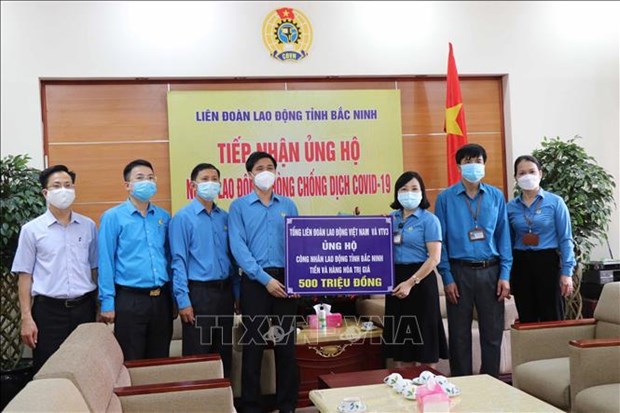 Remise de dons pour soutenir les travailleurs touches par le COVID-19 a Bac Ninh hinh anh 1