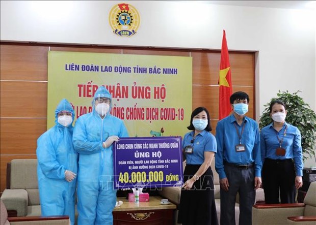 Remise de dons pour soutenir les travailleurs touches par le COVID-19 a Bac Ninh hinh anh 2