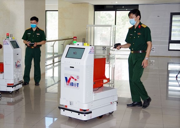 Des robots medicaux dans les zones d'isolement a Bac Giang hinh anh 1
