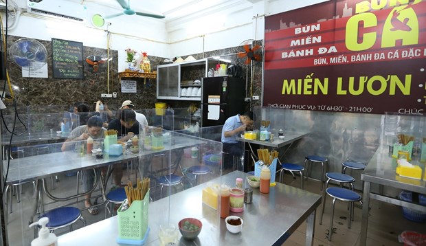 Hanoi : les salons de coiffure et les etablissements de restauration reprennent leurs activites hinh anh 1