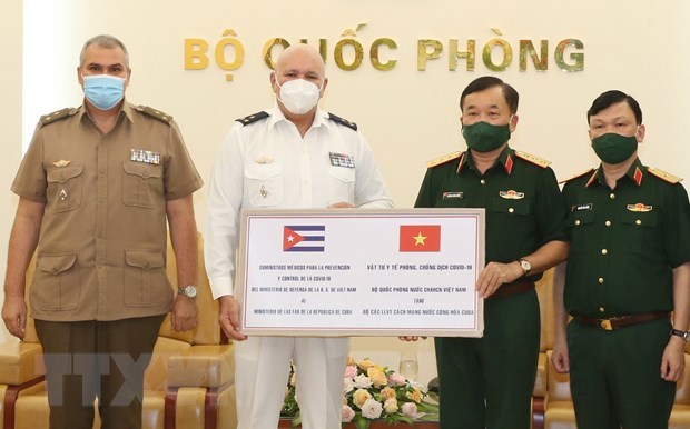 COVID-19: le ministere vietnamien de la Defense offre des fournitures medicales a Cuba hinh anh 1