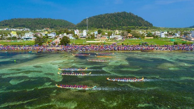 Le festival des courses de bateaux lie a l'histoire de l'ile d’avant-poste de Ly Son hinh anh 1
